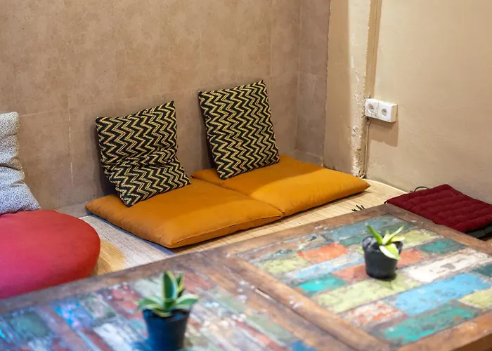 Hostal Aru House *